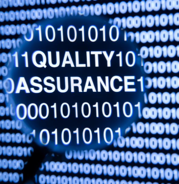 Sie können einen Teil des Codes durch eine Lupe vergrößert sehen, sodass Sie „Quality Assurance“ (Qualitätssicherung) im Code lesen können.