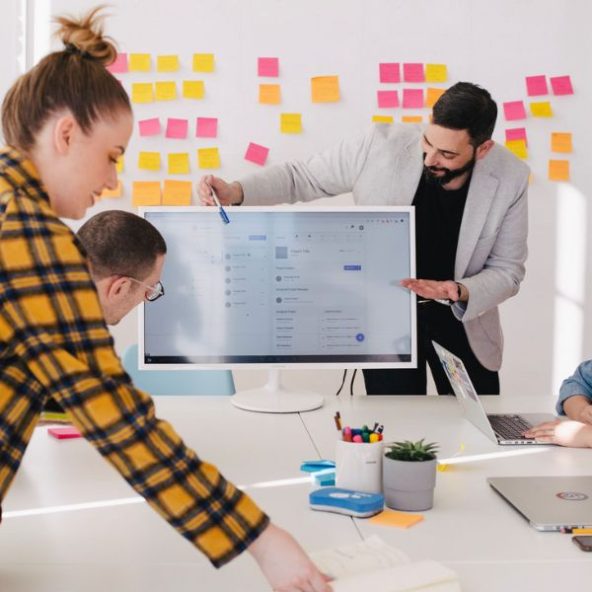 Customer scenarios SAP people looking at screen together