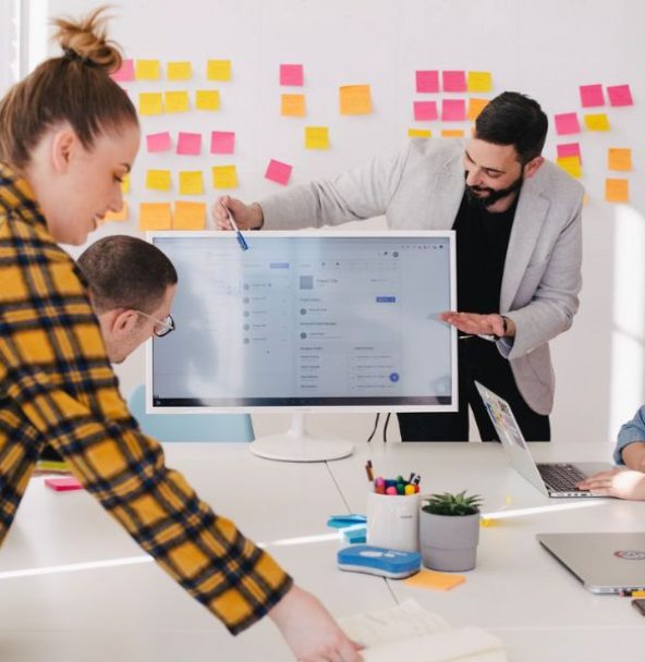 SAP Bilder Website (600 x 600 px) Mehrere Personen, die gemeinsam auf einen Bildschirm schauen, konzentriert arbeiten und sich austauschen.