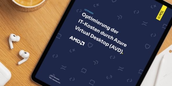 Tablet displaying a German guide on optimizing IT costs with Azure Virtual Desktop (AVD), placed on a wooden surface next to coffee, notebook, and wireless earbuds – highlighting efficient cloud usage