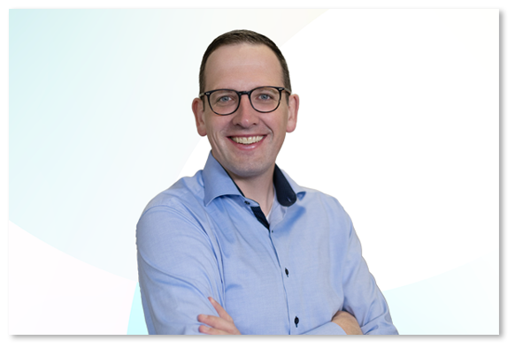 Porträt von Andreas Kumlehn mit verschränkten Armen.