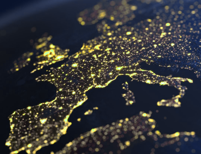 Europakarte Nachtansicht der Erde mit leuchtenden Stadtlichtern. Sie symbolisiert das Netzwerk der PCG Public Cloud Group in Europa.