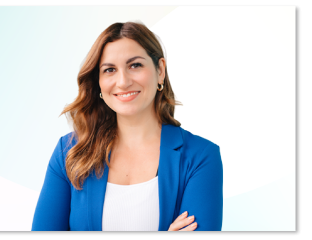Rebecca Kennedy in einem blauen Blazer vor einem hellblau-weißem Hintergrund